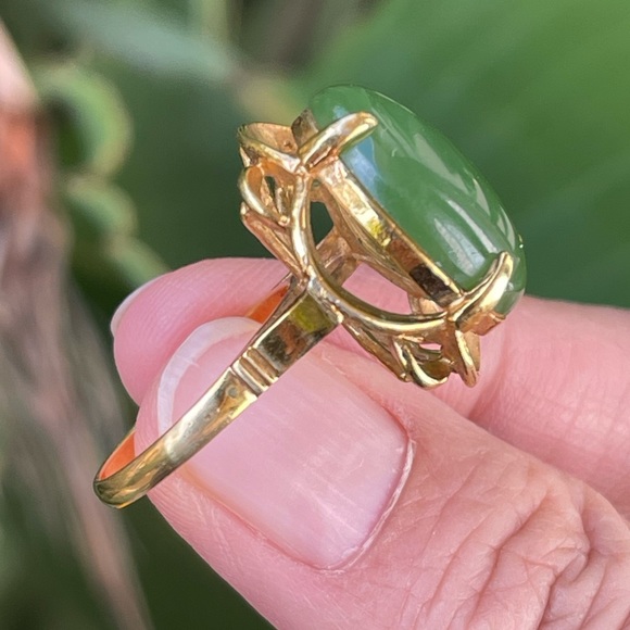 Nephrite jade color cabochon gold tone cocktail ring - Picture 5 of 11